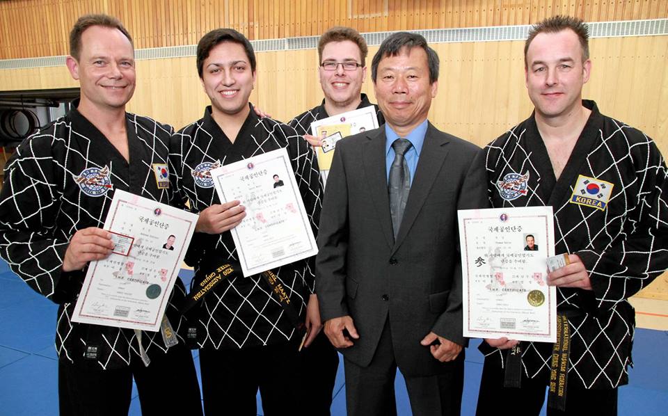 Urkundenübergabe mit Großmeister Chung. Vorn links nach rechts: Andreas Schlüter (3. DAN), Daniel Maatz (1. DAN), Hendrik Bickmann (1. DAN), Großmeister Chung (8. DAN), Thomas Karla (3. DAN). Es fehlen Stefan Salic (1. DAN) und Ingo Habrock (1. DAN)