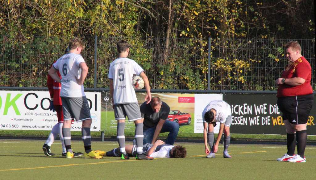 Schrecksekunde beim WSC: Milan Strzeczkowski bleibt verletzt am Boden liegen, kann aber nach einer kurzen Pause weiterspielen.  Foto: Timmel