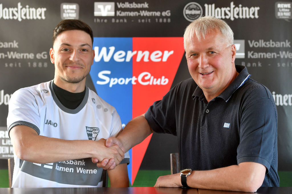 Fußball-Vorsitzender Thomas Overmann begrüßt Serhad Gün (l.) beim Werner SC. Foto: MSW