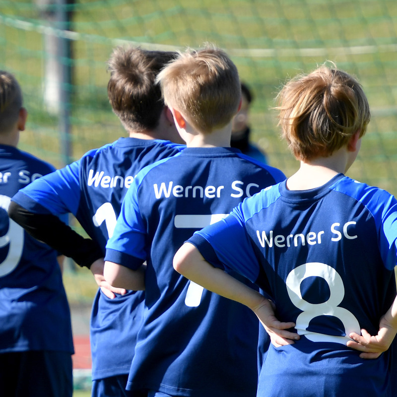 Fußballspielen bei den Minikickern, aber auch Tischtennis, Volleyball oder Kurse im Freizeit- und Breitensport - Kinder, Jugendliche und Erwachsene, die aus der Ukraine nach Werne geflüchtet sind, können beitragsfrei das Sportangebot des Werner SC nutzen.