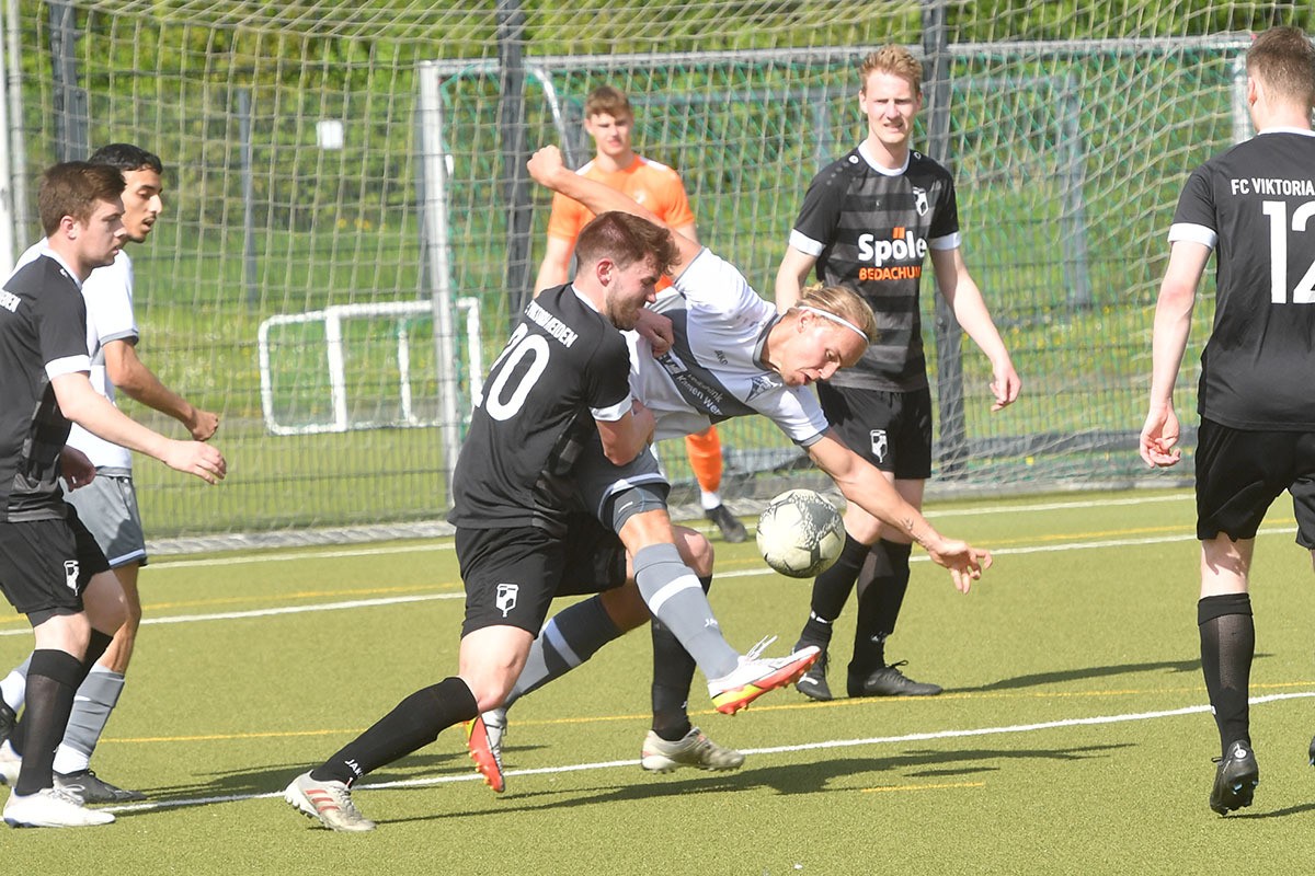 Nur schwer vom Ball zu trennen ist hier Luis Krampe, der kurz vor der Pause das 2:0 erzielte, sein sechstes Saisontor für den Werner SC. Foto: MSW