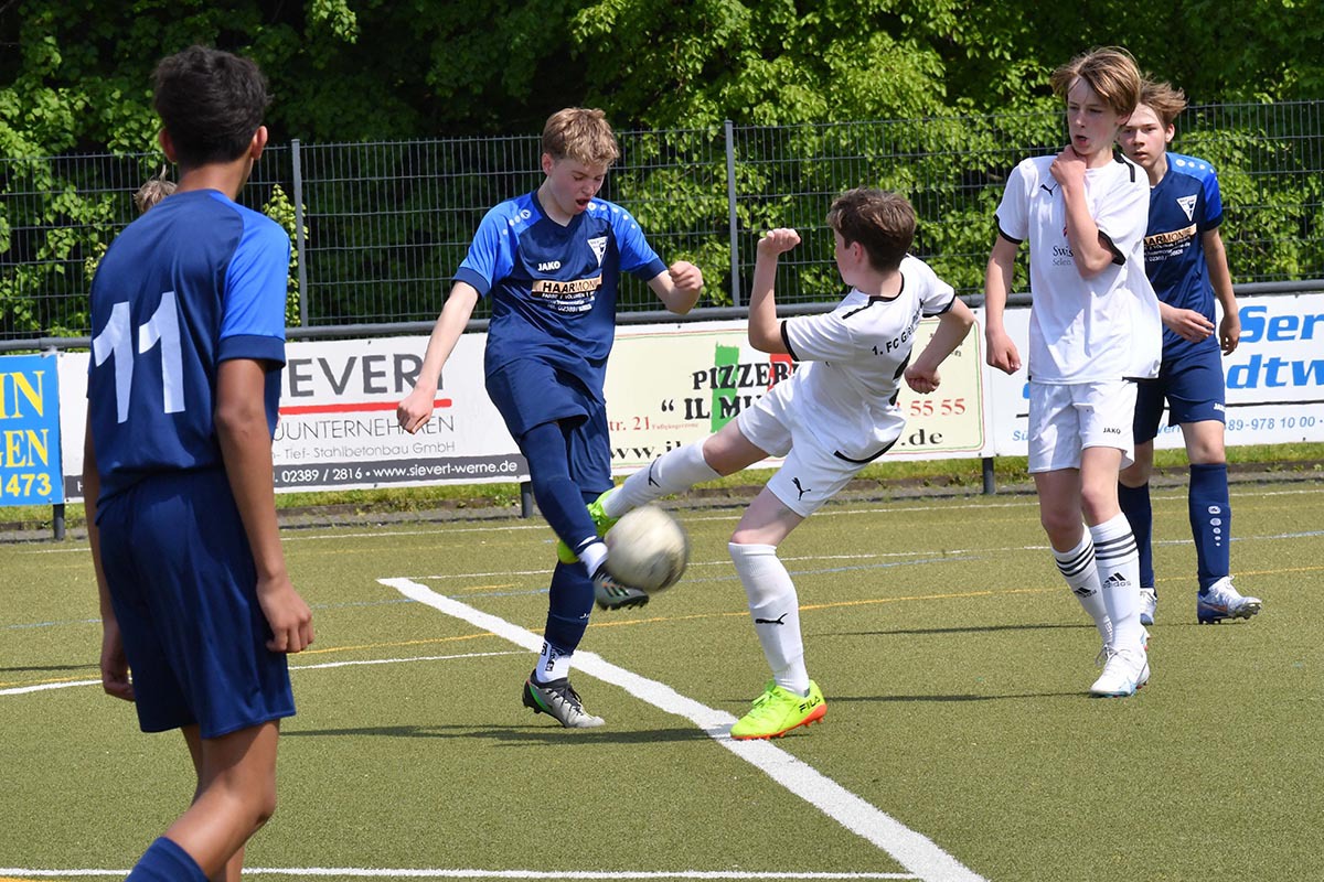 Justus Wiewel ist um den Bruchteil einer Sekunde schneller am Ball als sein Gegenspieler. Links Aaron Mathew, rechts Lucas Goltz. Foto: MSW