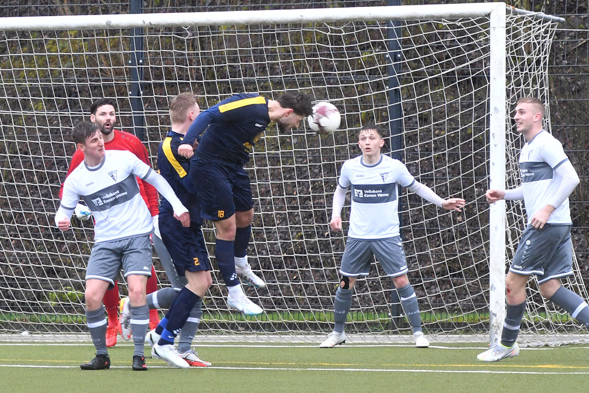 Sekunden vor dem Abpfiff kam Dülmens Ivanovic frei zum Kopfball, doch Colin Lachowicz (2.v.r.) reagierte reaktionsschnell und kratzte den Ball von der Linie. Foto: MSW. 