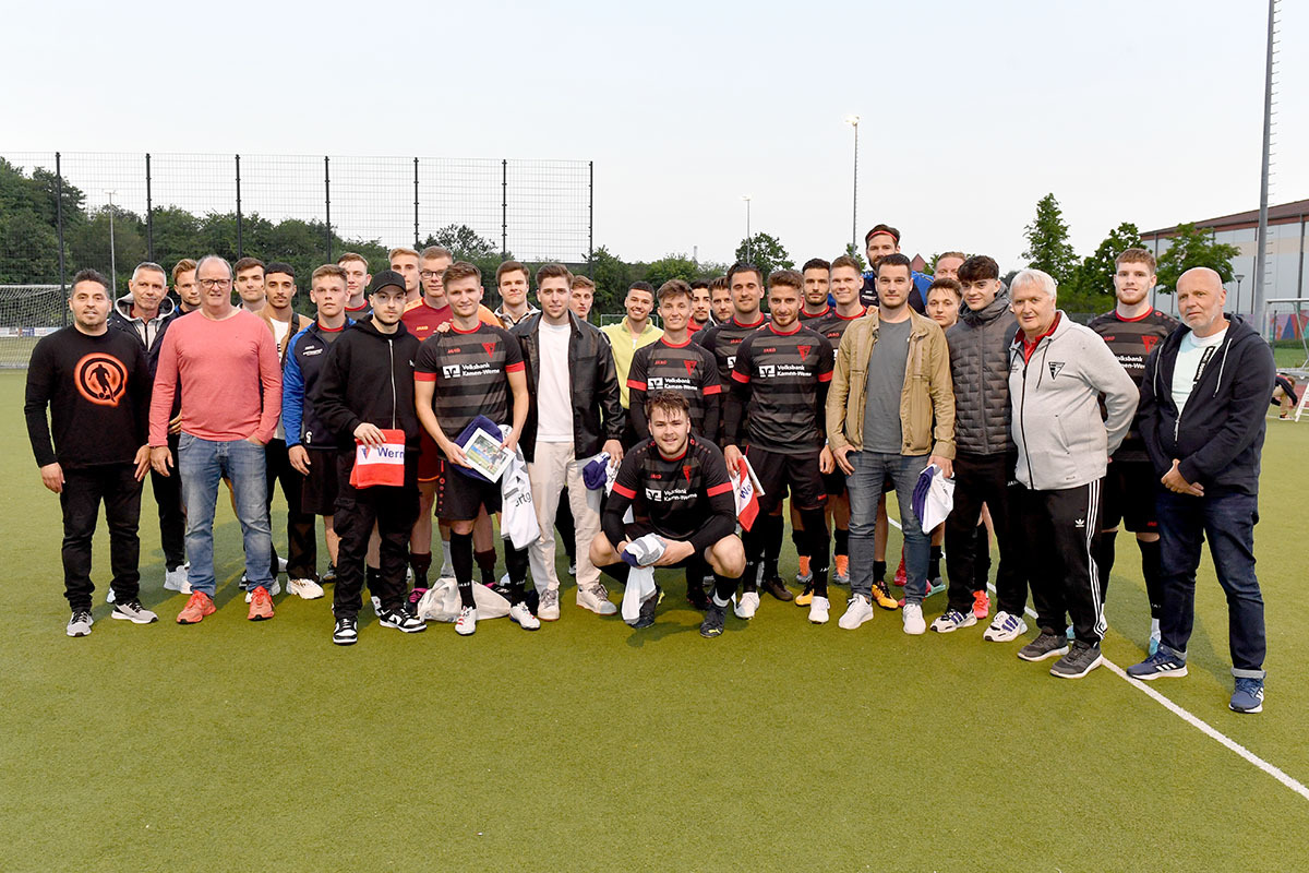 Nach dem letzten Saisonspiel verabschiedete die Mannschaft die Spieler, die den Verein verlassen. Foto: MSW