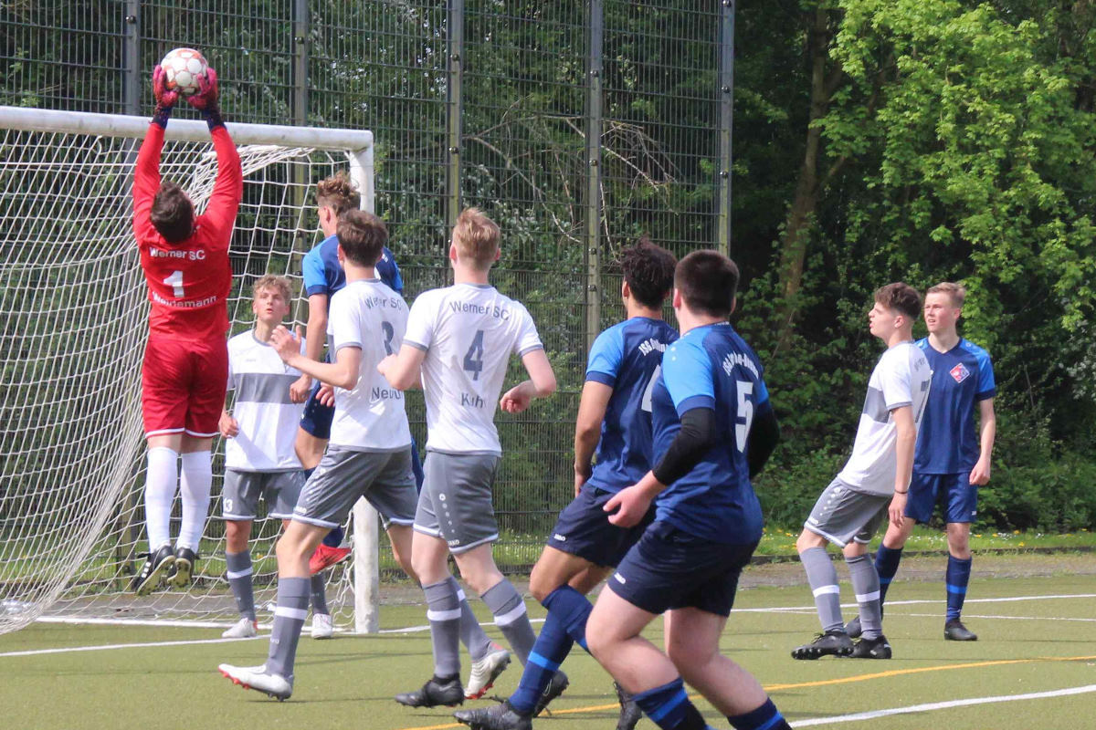 WSC-Schlussmann Luca Weidemann hat keine Probleme bei diesem Eckball der JSG Beelen/Lette/Greffen. Foto: Timmel