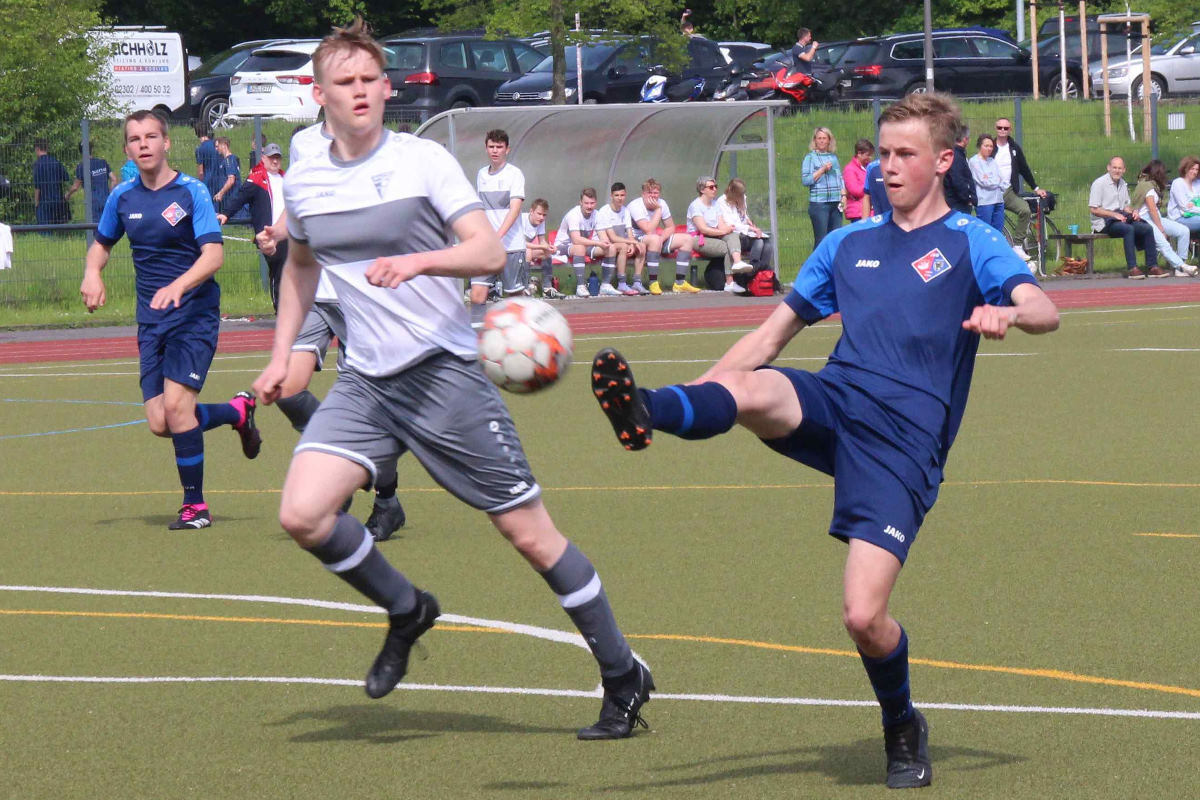 Der Gästestürmer lupft den Ball zum zweiten Gegentreffer über Luca Weidemann. WSC-Verteidiger Fabian Kuhn kann nicht mehr eingreifen. Foto: TimmelDer Gästestürmer lupft den Ball zum zweiten Gegentreffer über Luca Weidemann. WSC-Verteidiger Fabian Kuhn kann nicht mehr eingreifen. Foto: Timmel