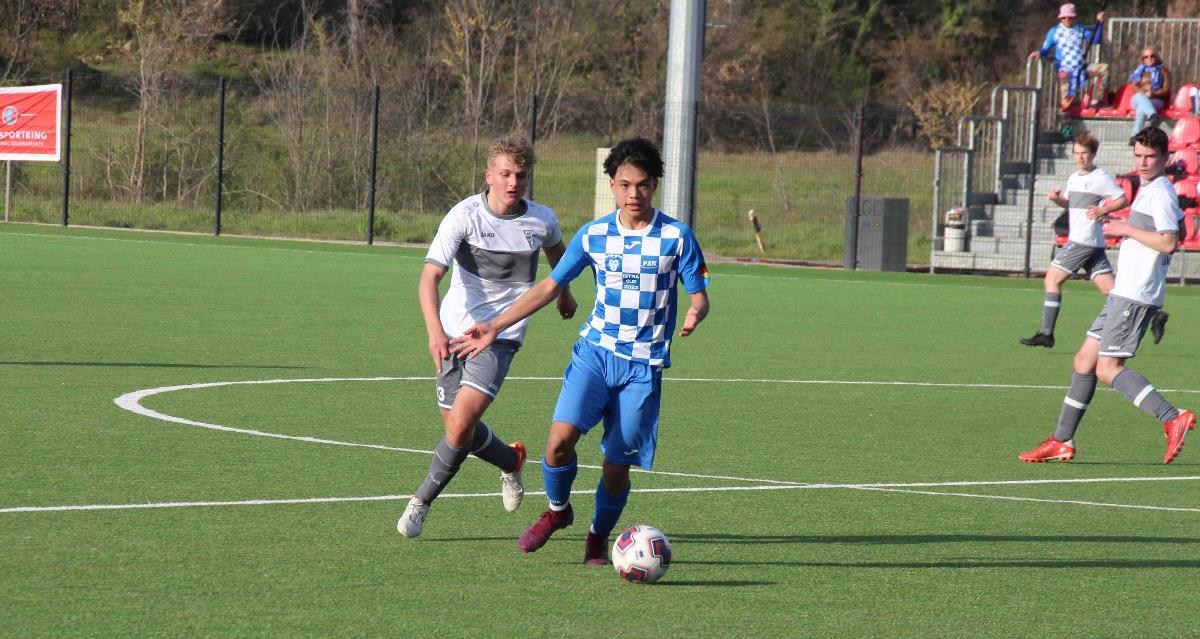 Tim Hoppe stört den Spielaufbau der Karlsruher bereits im Mittelfeld. Foto: Timmel