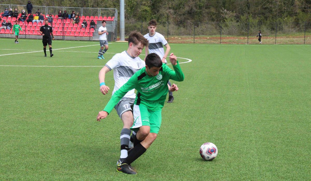 Beene Cramer im Zweikampf gegen einen Mittelfeldspieler aus Bolgna im umkämpften letzten Vorrundenspiel. Tom Hagemeier und Johannes Schwenniger beobachten die Szene. Foto: Timmel