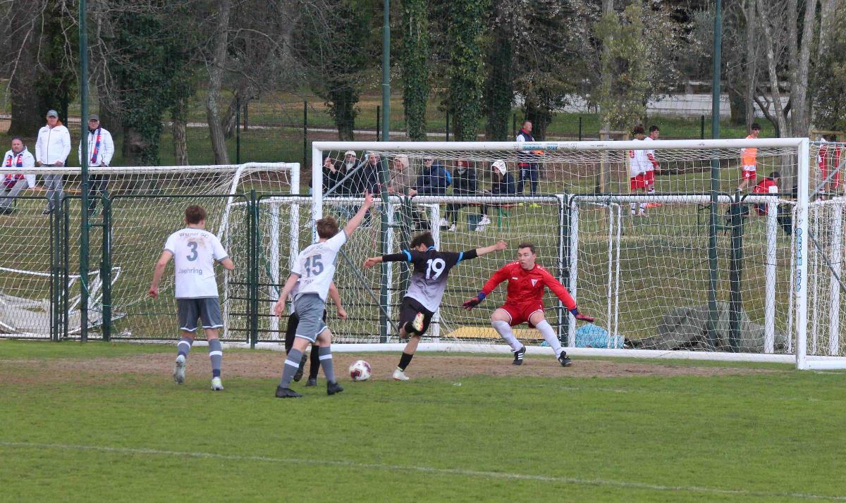 Im kleinen Finale gegen Vigontina San Paolo FC (Padova, Italien) zeigt Mathis Geue in dieser Szene eine Abseitsposition an. Das sah der Schiri auch so. Hanno Jährling kann nicht mehr eingreifen. Foto: Timmel