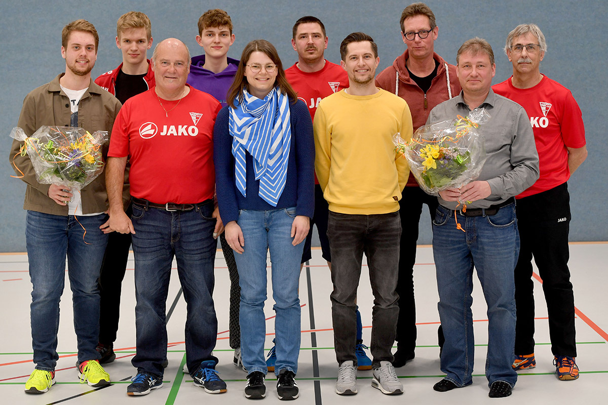 Der alte und neue Vorstand der WSC-Volleyballer: (hinten v.l.) Felix Kappenberg (Schiedsrichterwart), Justus Krass (Jugendbeauftragter), Michael Keuch (1. Geschäftsführer); Oliver Grewe (Vorsitzender Gesamtverein), Bronek Bakiewicz (2. Geschäftsführer und Sportlicher Leiter), sowie (vorne v.l.) Bastian Dabrock (ehemaliger Jugendbeauftragter); Peter Reinhardt (1. Vorsitzender); Annemarie Glitz (Kassiererin); Nikolaj Dieterle (2. Vorsitzender) und Axel Pattberg (ehemaliger Kassierer). Foto: Stengl