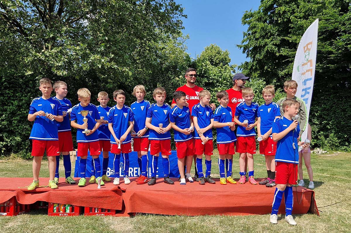 Die U11-Jugendmannschaft des Werner SC bei der Siegerehrung des MünsterlandCup: (v.l.) Hugo Mersch, Maxim Mospan, Matti Westhues, Nick Müller, Leonhard Stammer, Tonda Claesen, Finn Gudra, Ahmed Saado, Konrad Timmel, Lenny Walter, Georgios Stylianidis, Fabio Zaccheddu, Mats Jotso, Laurenz Wiesmann, sowie (hinten) Trainer Hisham Saado (links) und David Stammer. Laurenz Wiesner (vorn) bedankt sich beim Veranstalter. Fotos: WSC