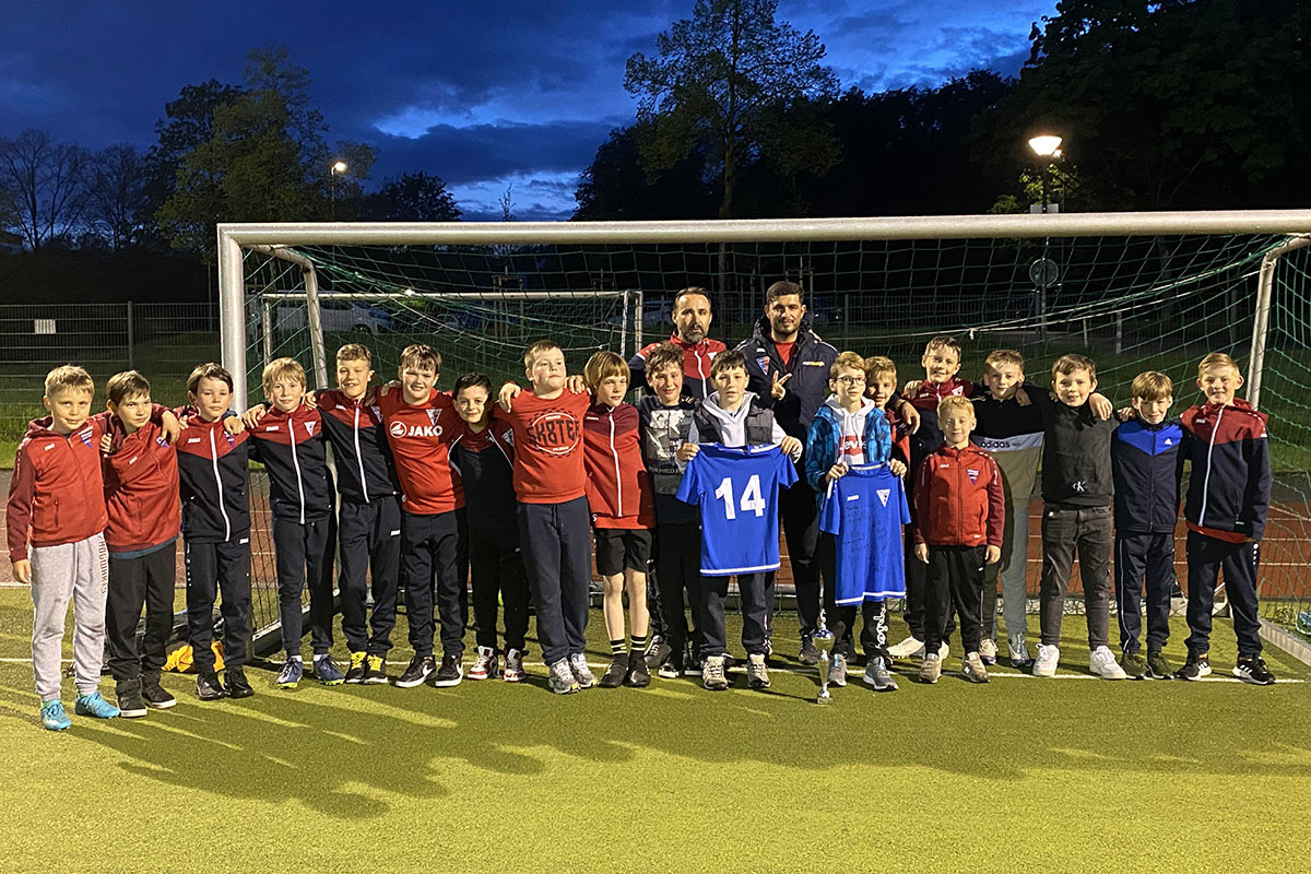 Am Freitagabend kamen Spieler, Trainer und Eltern spontan zum Sportplatz am Lindert, um die ukrainischen Brüder Daniil und Kiril Trofymenko zu verabschieden. Foto: Werner SC