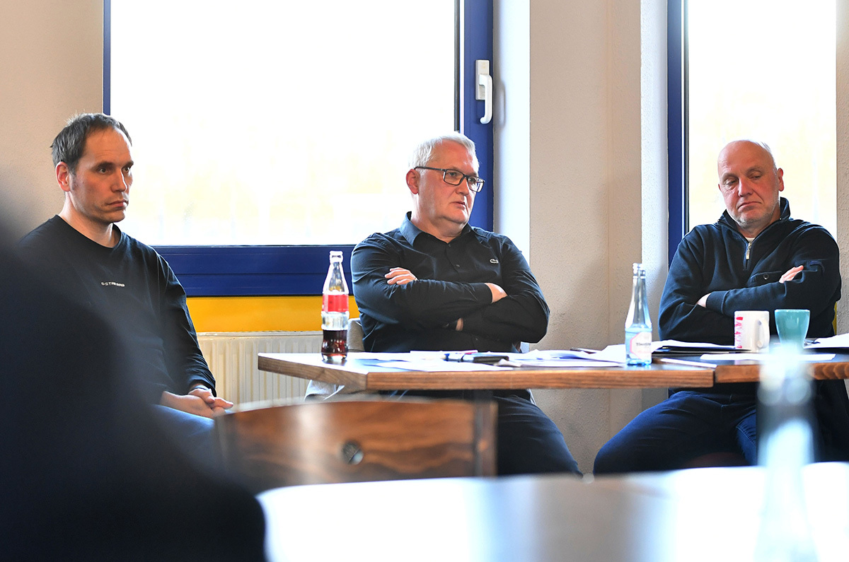 Stefan Möller (l.) gab das Amt des Geschäftsführers der Abteilung Fußball an Michael Preik (r.) weiter. Thomas Overmann (M.) bedankte sich bei Möller für seinen Einsatz und bei Preik für die Betreitschaft, das Amt zu übernehmen. Foto: MSW