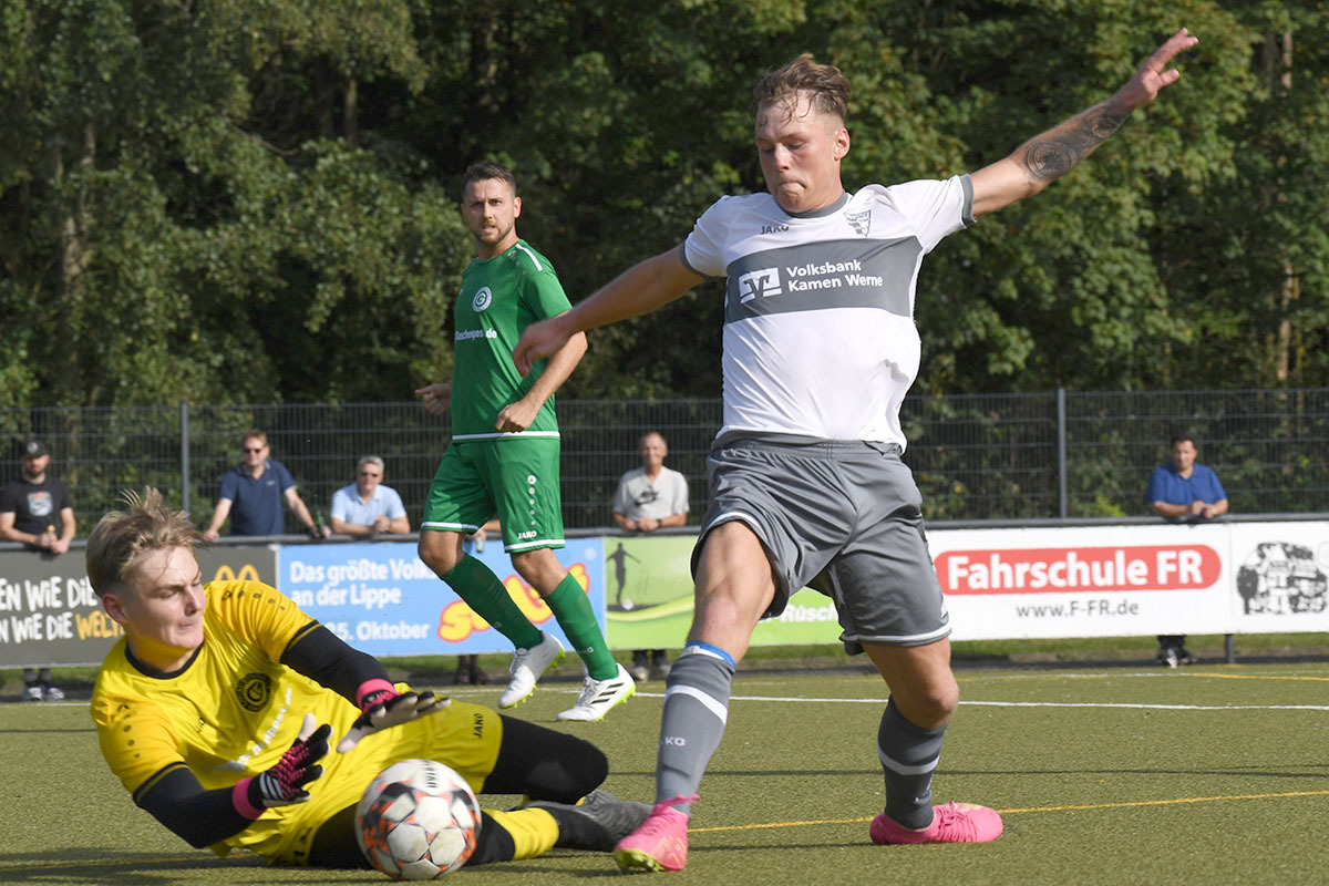 Einen Schritt zu spät kommt Maurice Modrzik gegen Germania-Schlussmann Robert Löffeler. Der WSC-Stürmer sorgte mit seinen Dribblings oft für Druck auf das Gäste-Tor. Foto: MSW