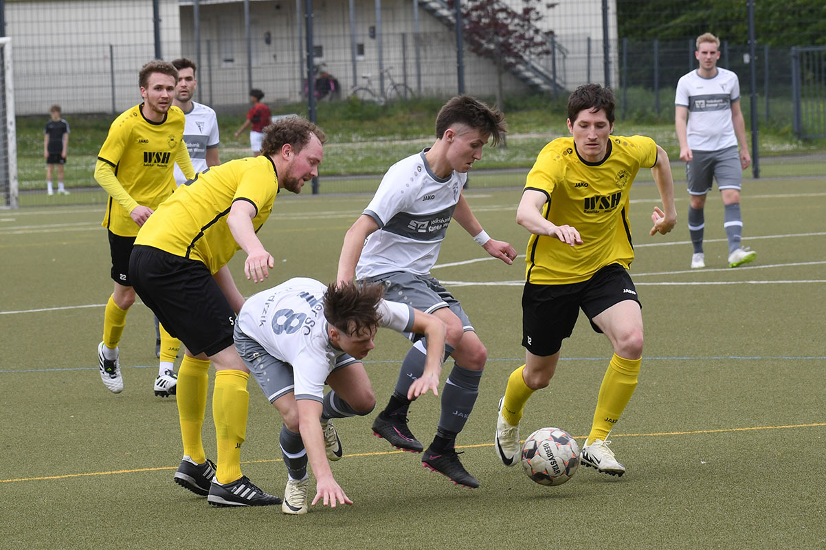 Mit vereinten Kräften kämpfen Maurice Modrzik (l.) und Yannick Lachowicz um den Ball. Foto: MSW