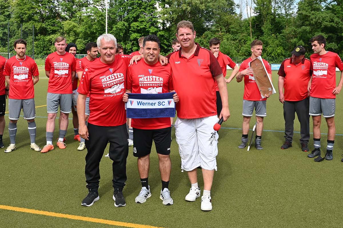 Für Kurtulus „Kutte“ Öztürk (Mitte) war es das letzte Heimspiel mit dem Werner SC. In der nächsten Saison trainiert er den Westfalenligisten Holzwickeder SC. Thomas Overmann (l.), Dirk Abdinghoff und die Mannschaft verabschiedeten den Meistertrainer.  Foto: MSW