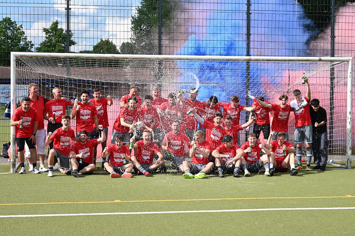 Ausgelassen feierten Spieler, Trainer und Betreuer des Werner SC den souveränen Gewinn der Meisterschaft und die Rückkehr in die Landesliga. Foto: MSW 