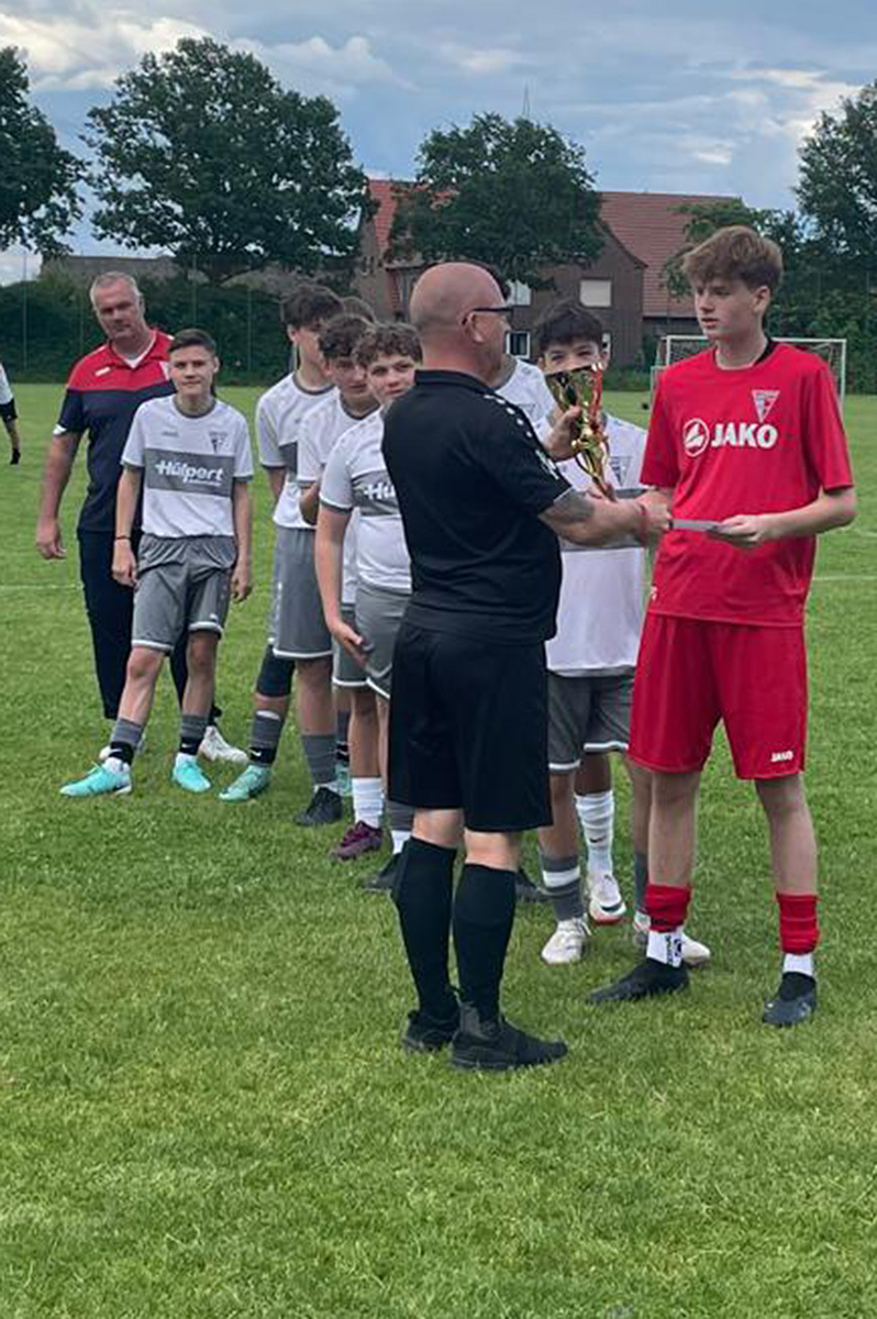 Für den Turniersieger gab es einen stattlichen Pokal und Freigetränke. Foto: WSC