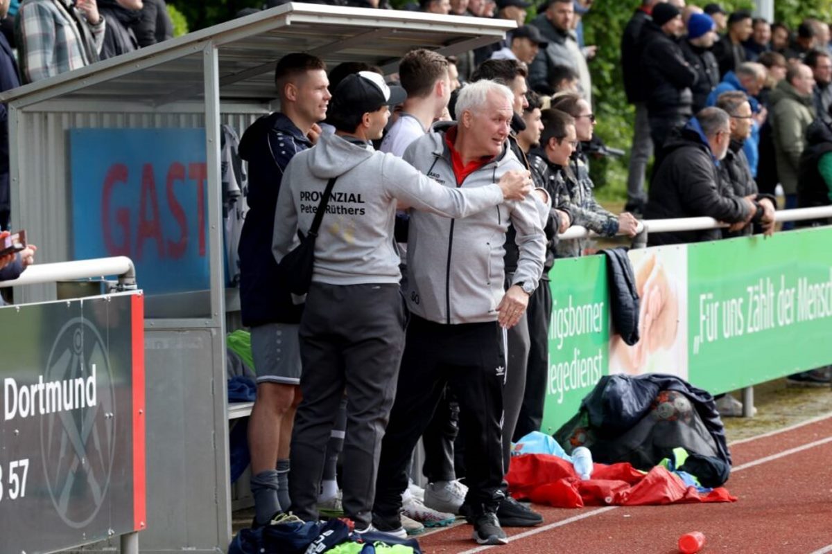 Nach dem Schlusspfiff war auch Thomas „Stan“ Overmann erleichtert. Foto: Volkmer