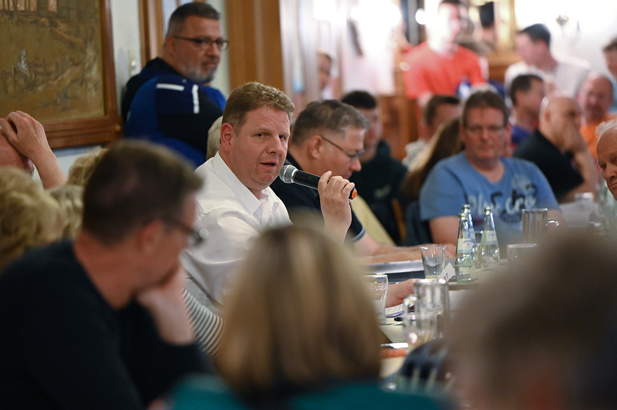 Dirk Abdinghoff, erst seit November 2023 als kommissarischer Geschäftsführer im Amt, leitete die Jahreshauptversammlung und stellte sich den Fragen der Mitglieder. Foto: MSW