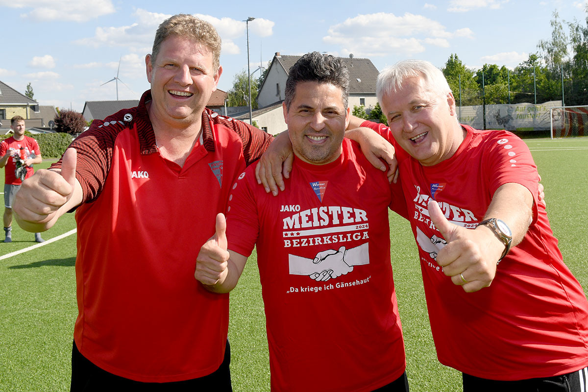 Ungeschlagen zum Meistertitel: Darüber freuen sich (v.l.) der neue WSC-Fußball-Chef Dirk Abdinghoff, Trainer Kurtulus „Kutte“ Öztürk und der langjährige Abteilungsvorsitzende Thomas „Stan“ Overmann.  Foto: MSW