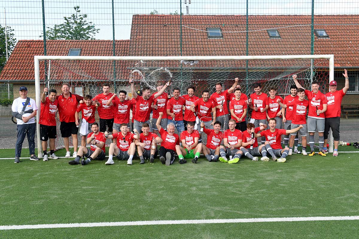 Nach dem 3:0-Erfolg gegen RW Westönnen feierte das Team den Meistertitel und damit verbunden die Rückkehr in die Landesliga. Foto: MSW