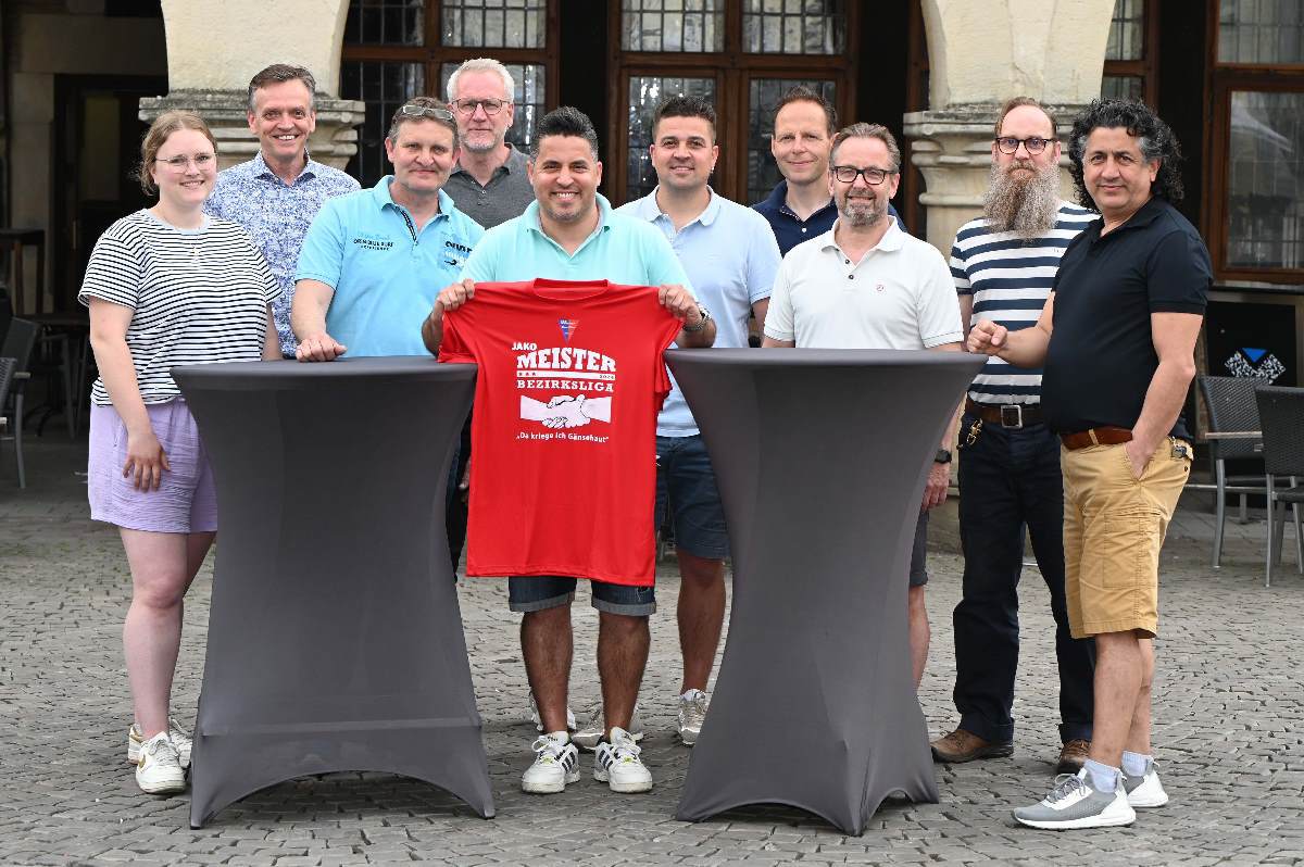 Kurtulus Öztürk bedankte sich bei den Werner Geschäftsleuten, die das Team des Werner SC auf dem Weg zur Meisterschaft unbürokratisch unterstützten: (v.l.) Laura Sievert, Gerd Walters, Thomas Nattler, Peter Rüthers, Kurtulus Öztürk, Falk Rzepka, Ernst Wenner, Martin Gößl, Meiko Smudo und Gafur Keskin.  Foto: MSWKurtulus Öztürk bedankte sich bei den Werner Geschäftsleuten, die das Team des Werner SC auf dem Weg zur Meisterschaft unbürokratisch unterstützten: (v.l.) Laura Sievert, Gerd Walters, Thomas Nattler, Peter Rüthers, Kurtulus Öztürk, Falk Rzepka, Ernst Wenner, Martin Gößl, Meiko Smudo und Gafur Keskin.  Foto: MSW