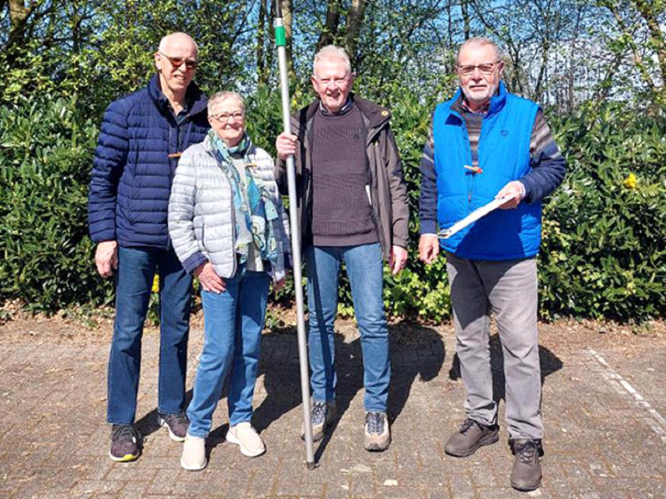 Örjan und Lisbeth Persson (v.l.) vom schwedischen Partnerverein IF Fröjered sorgten für ein internationales Teilnehmerfeld beim Boßeln. Manfred Prömel (Mitte) und Eberhard Gründken freuten sich über das große Interesse an der TOP 50-Veranstaltung. Foto: privat 