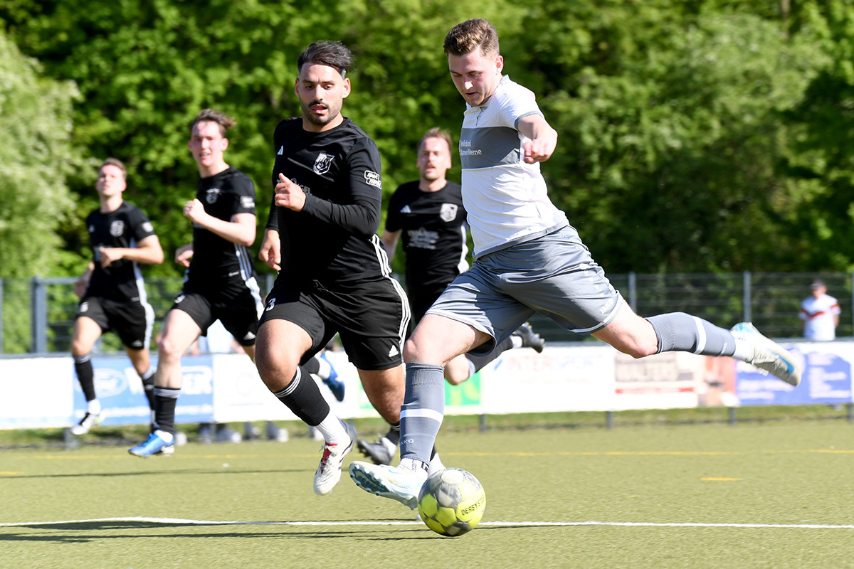 Mehrfach konnte WSC-Stürmer Jason Jäger seine Schnelligkeit unter Beweis stellen. Hier gewinnt er das Laufduell mit dem Ibbenbürener Anton Baja.  Foto: MSW