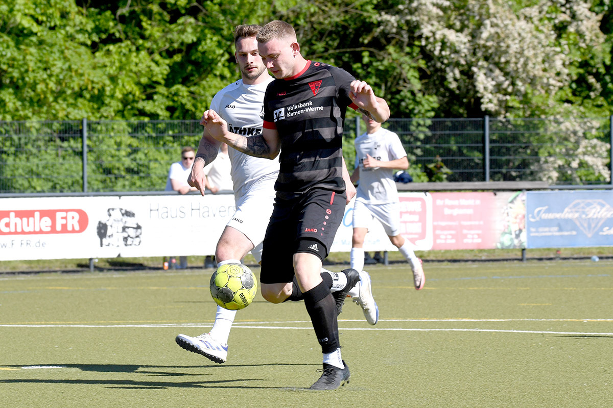 Nach einem Missverständnis in der Abwehr des SC Altenrheine hatte Finn Drücker freie Bahn und erzielte den Anschlusstreffer für den Werner SC.  Foto: MSW