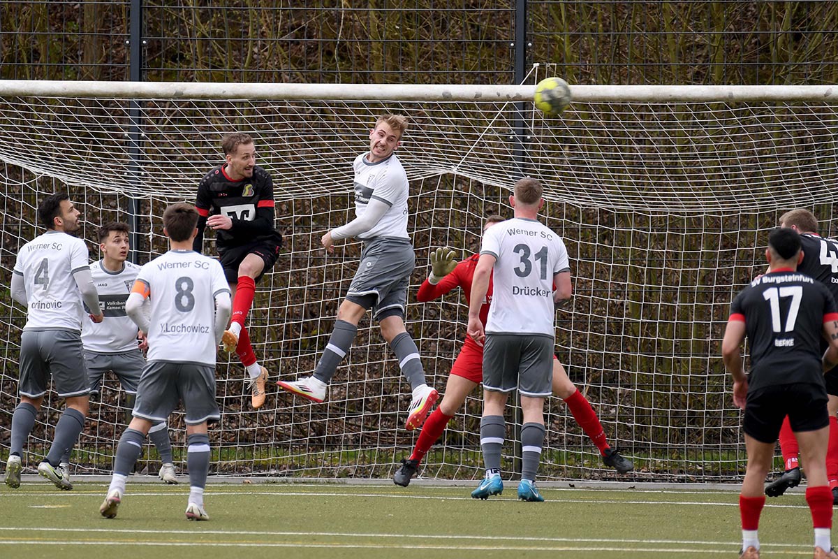 In der zweiten Halbzeit wurde Burgsteinfurt offensiver. Die WSC-Abwehr um Nico Holtmann (Mitte) behielt den Überblick.  Foto: MSW