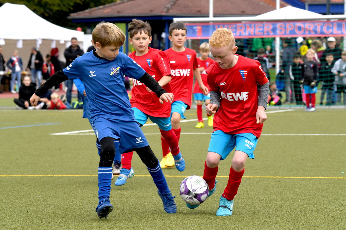 Im Endspiel standen sich die Teams des SV Herbern (blaue Trikots) und des Werner SC gegenüber. Foto: WSC