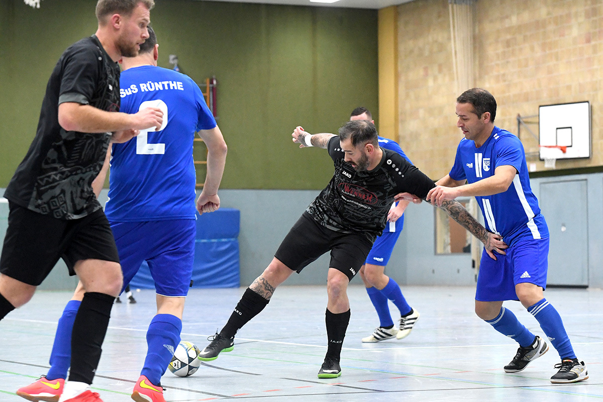 Jede Menge Tore fielen in den zehn Spielen der Ü32-Gruppe. Im ersten Spiel trennten sich der SuS Rünthe (blaue Trikots) und der Werner SC mit 4:4.  Foto: MSW