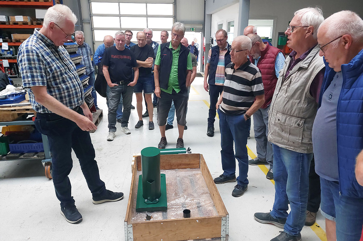 Firmenchef Friedhelm Beckmann-Fleige (l.) führte die Gäste durch die Produktionshallen. Foto: Privat