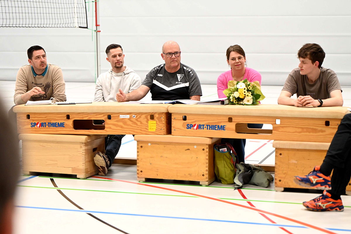 Peter Reinhardt (Mitte) führte durch Tagesordnung der Mitgliederversammlung. Er bedankte sich mit einem Blumenstrauß bei Annemarie Glitz, die als Kassiererin nicht mehr zur Verfügung stand. Foto: MSW
