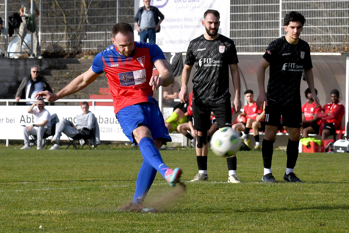Die große Chance zum Anschlusstreffer vergab WSC-Goalgetter Jannik Prinz, als er in der 45. Minute Probleme mit den unebenen Platzverhältnissen bekam und den Ball über das Tor schoss.  Foto: MSW