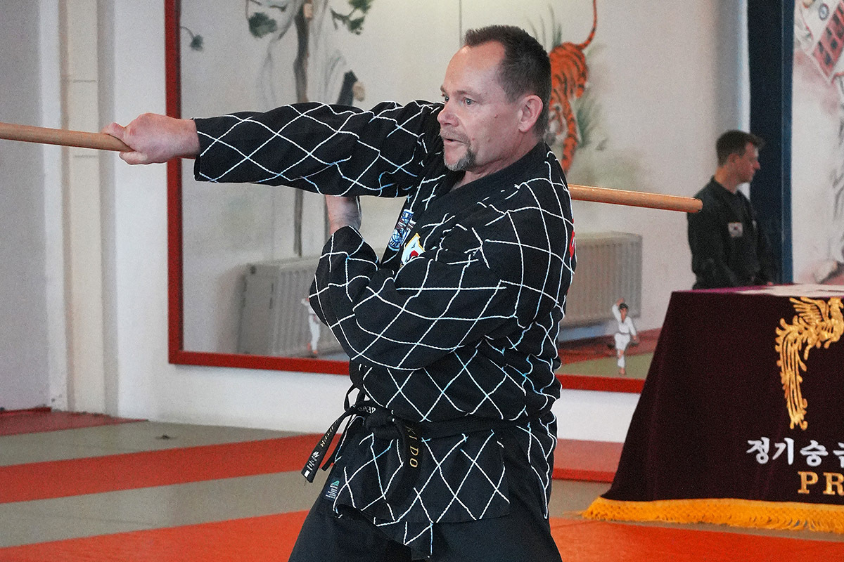 Für die Prüfung zum 4. Dan demonstrierte Andreas Schlüter die Fähigkeiten im Umgang mit dem Langstock. Foto: WSC