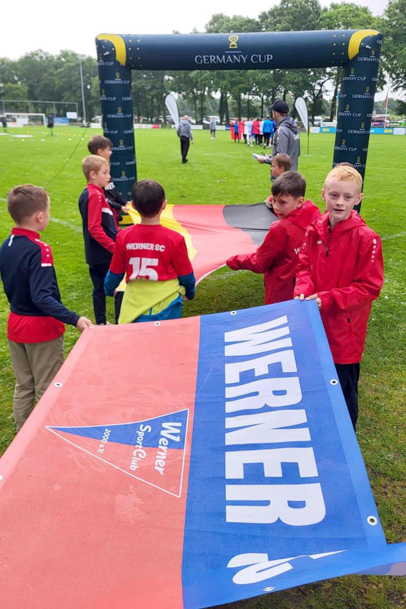 Stolz repräsentierten die Werner Nachwuchsfußballer beim international besetzten Turnier in Venlo die Farben ihres Vereins. Foto: WSC