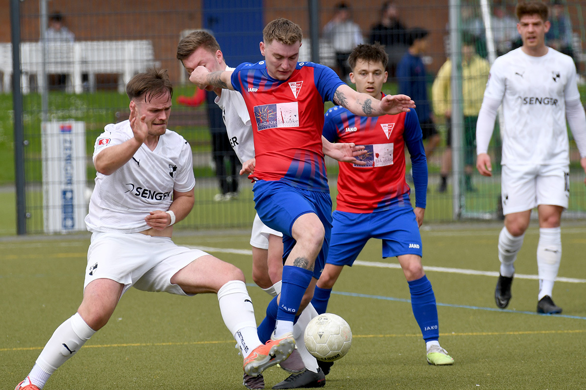 Voller Einsatz: WSC-Akteur Finn Drücker behauptet hier den Ball gegen seinen Emsdettener Gegenspieler.  Foto: MSW