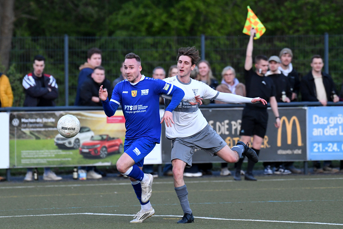 Abseits im Blick: Lukas Nattler (WSC) lässt seinen Gegenspieler Nils Johannknecht passieren, nachdem die Fahne des Assistenten bereits oben war. Foto: MSW