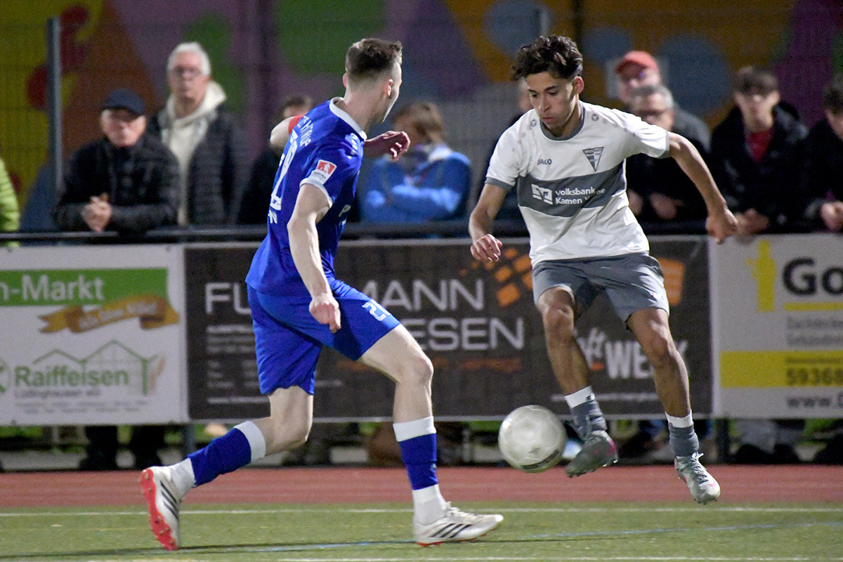 Dynamisch ausgetrickst: Mirac Sahin (r.) lässt Hiltrup-Kapitän Justin Mittmann mit einer schnellen Körpertäuschung ins Leere laufen. Foto: MSW