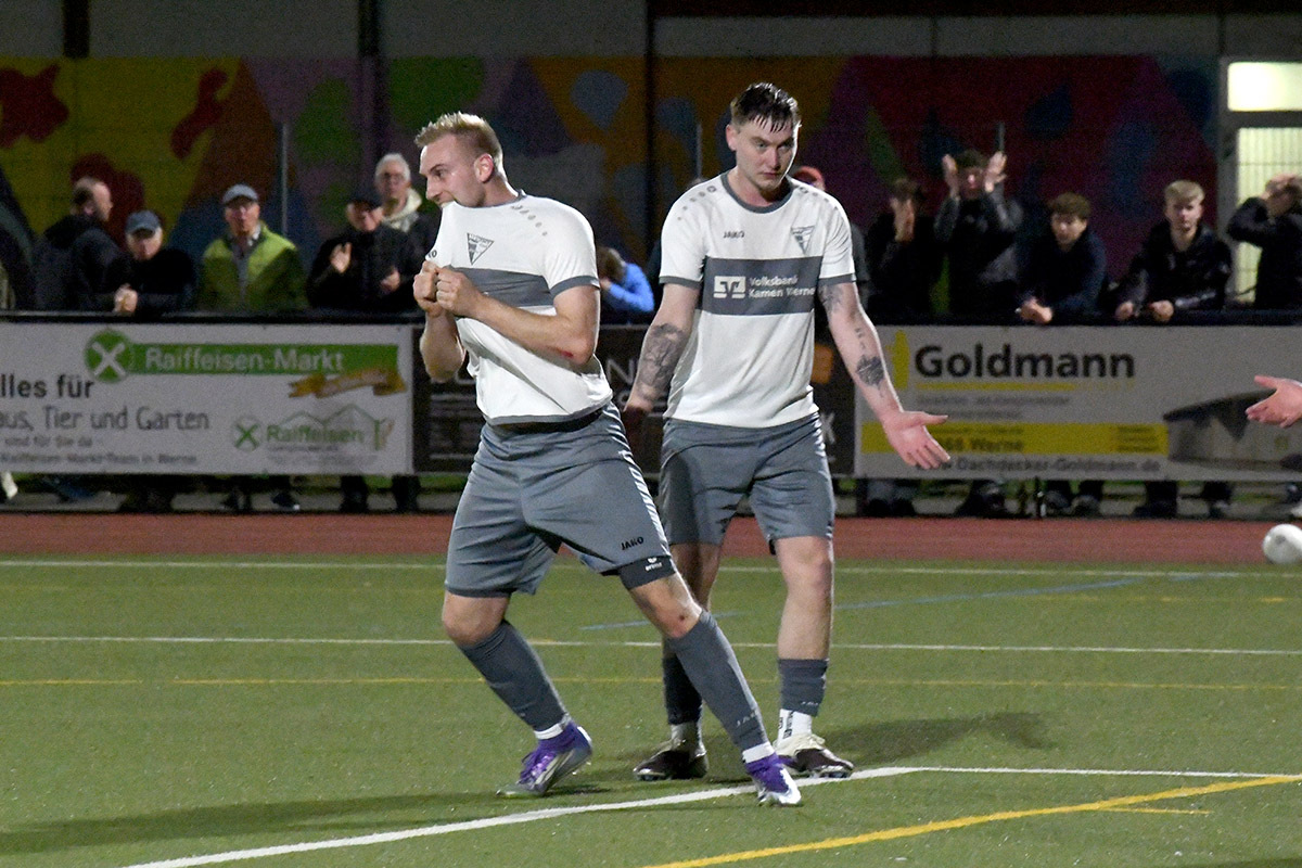Vergebene Chance beim Stand von 1:3: Nico Holtmann hadert mit dem Abschluss – Finn Drücker signalisiert Redebedarf. Foto: MSW